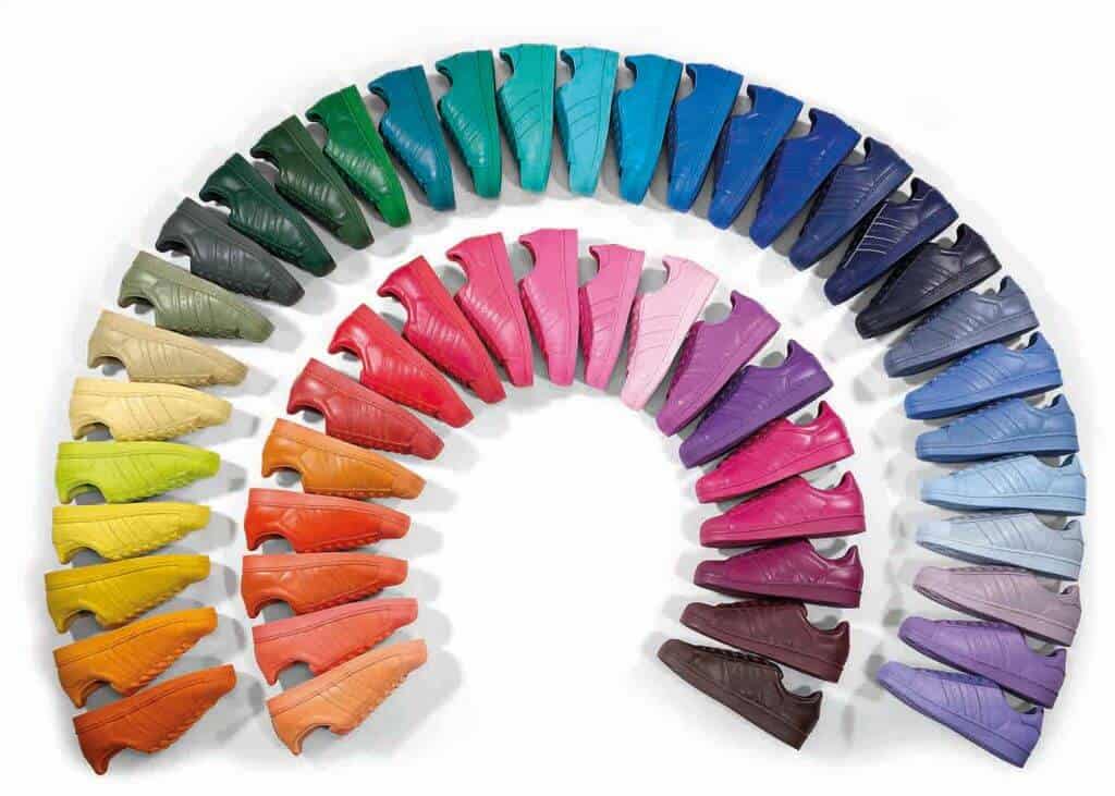 kleurrijke sneakers van adidas
