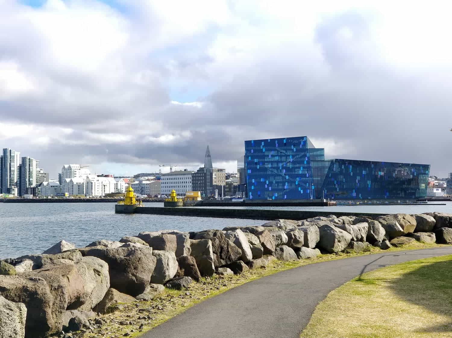 Uitzicht op de skyline van Reykjavik vanuit de haven