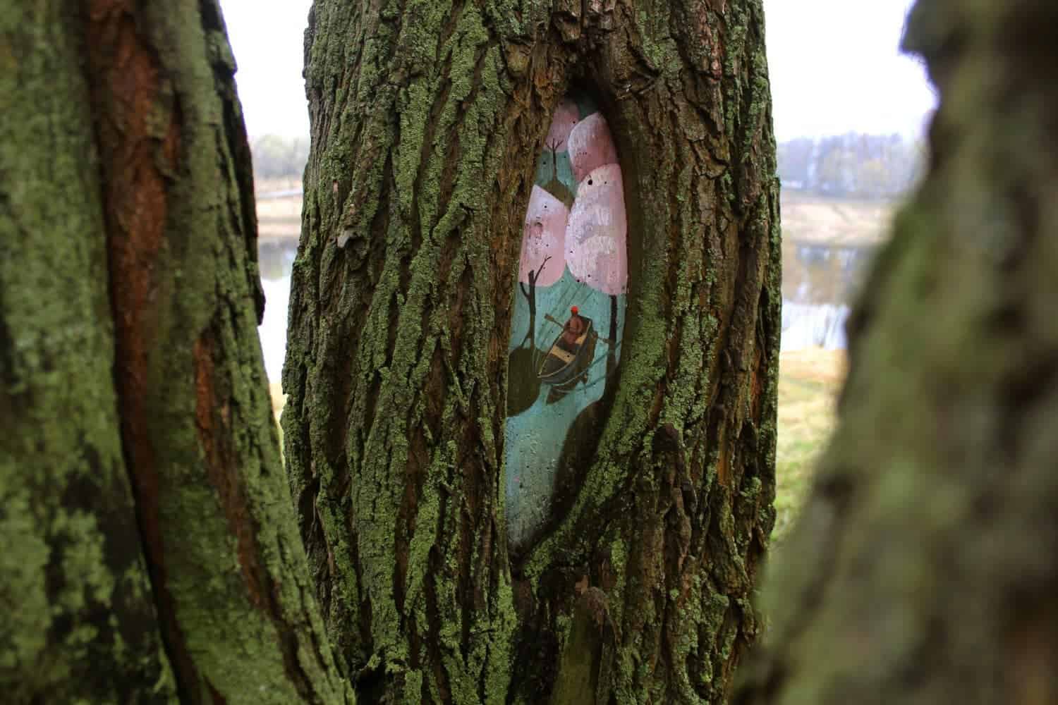 schilderij op een boom