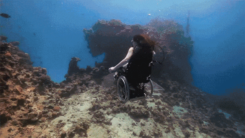 Kunstenaar Sue Austin gaat onder water in speciale rolstoel