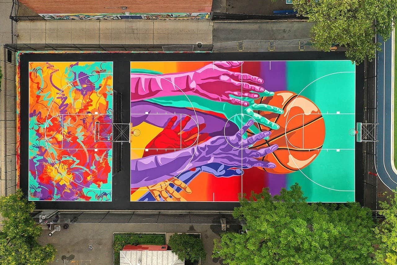 Beschilderd basketbalveld