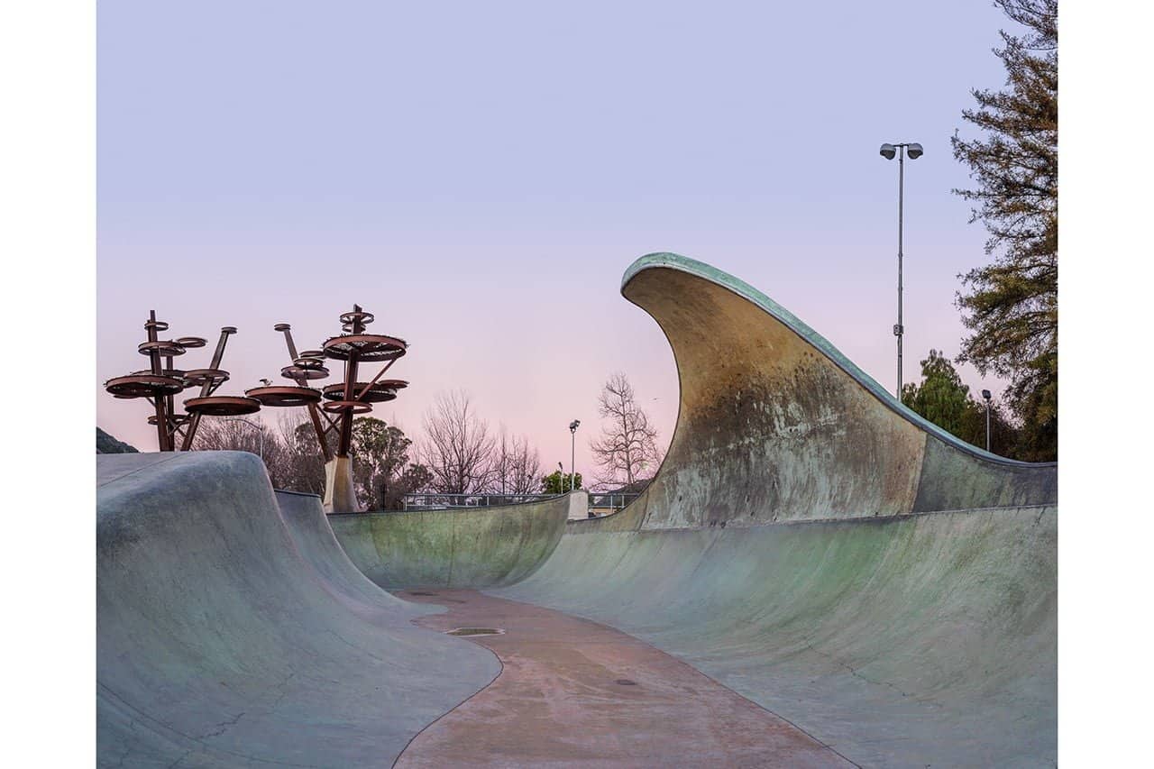 Afbeelding uit het fotoboek California Concrete, a Landscape of Skateparks van Amir Zaki