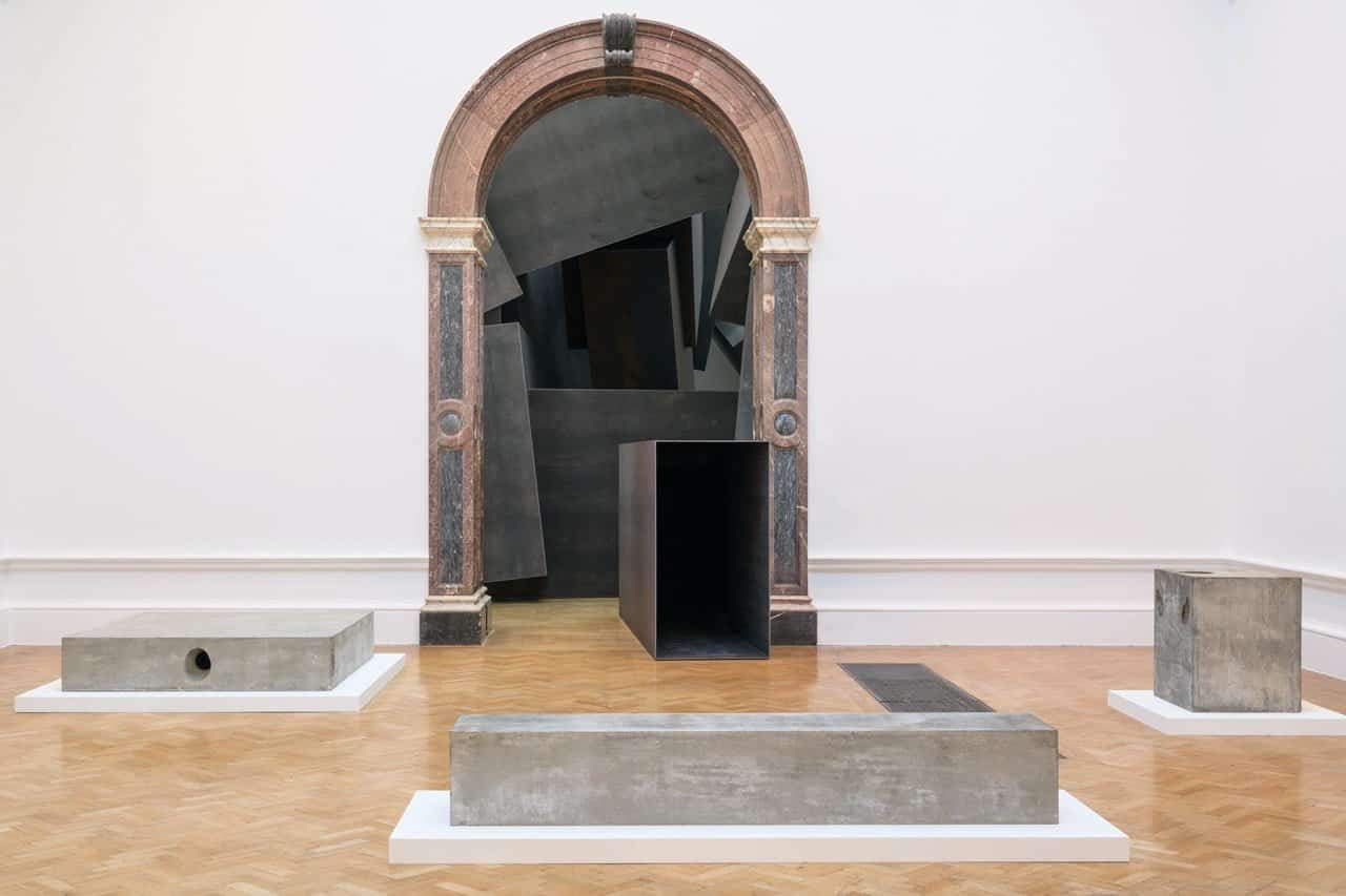 Antony Gormley's indrukwekkende sculpturen in de Royal Academy of Arts