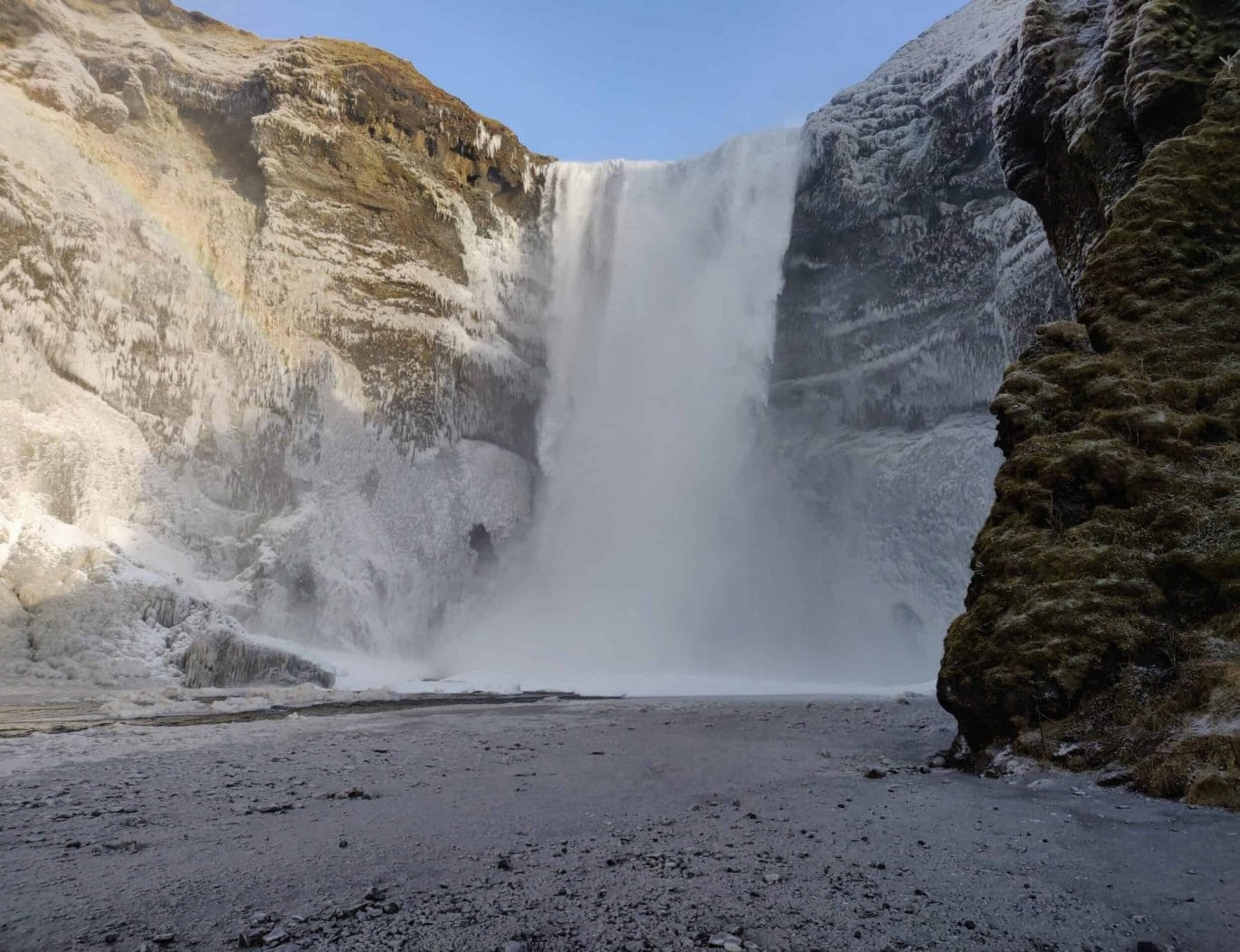 Veel watervallen zoals deze Skógafoss zijn heel makkelijk te bereiken met de auto