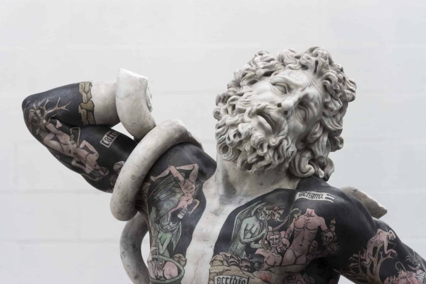Sculptuur met tatoeage