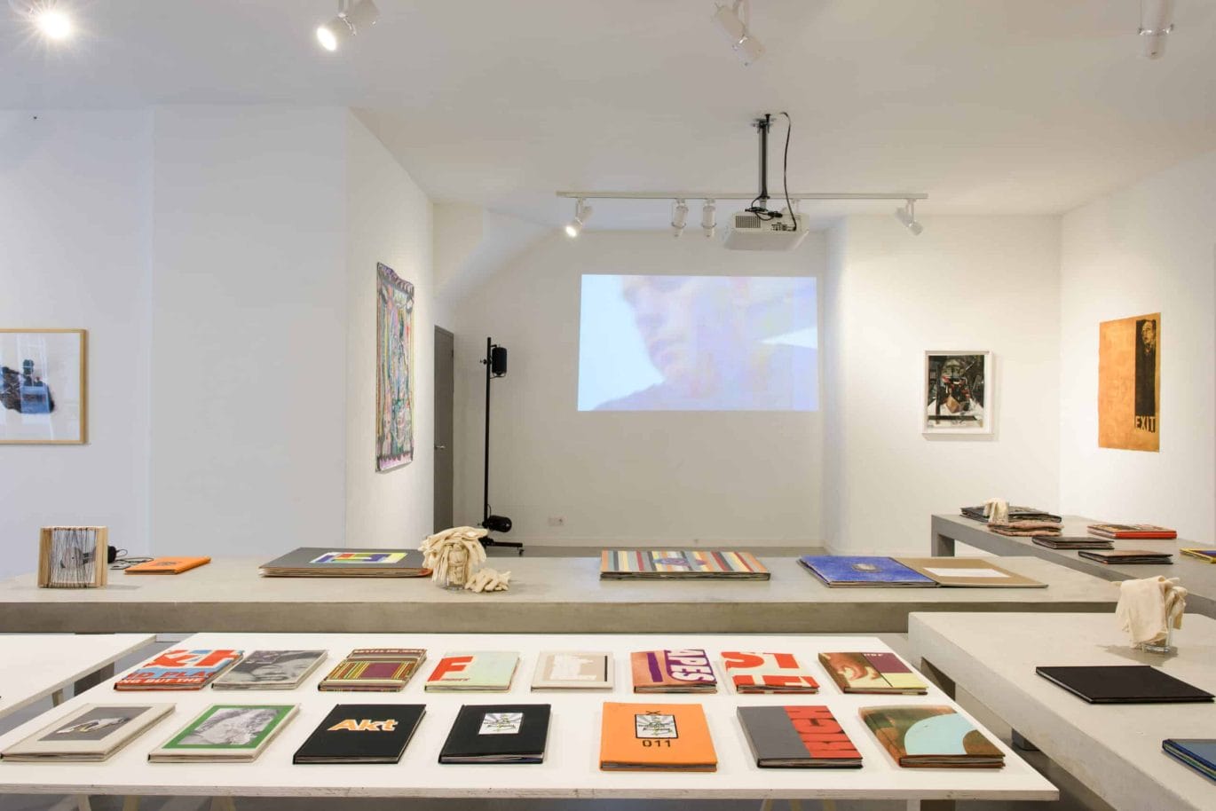 Installatie van de tentoonstelling ‘THE BOOKS HAPPEN’ bij Kunstenlab Deventer, 2020
