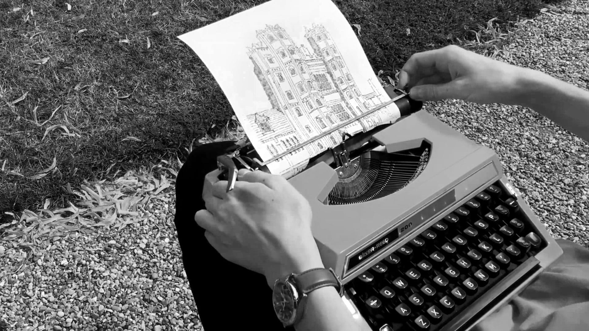 James Cook maakt tekeningen met een typemachine