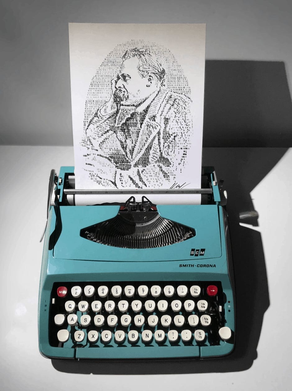 James Cook maakt tekeningen met een typemachine