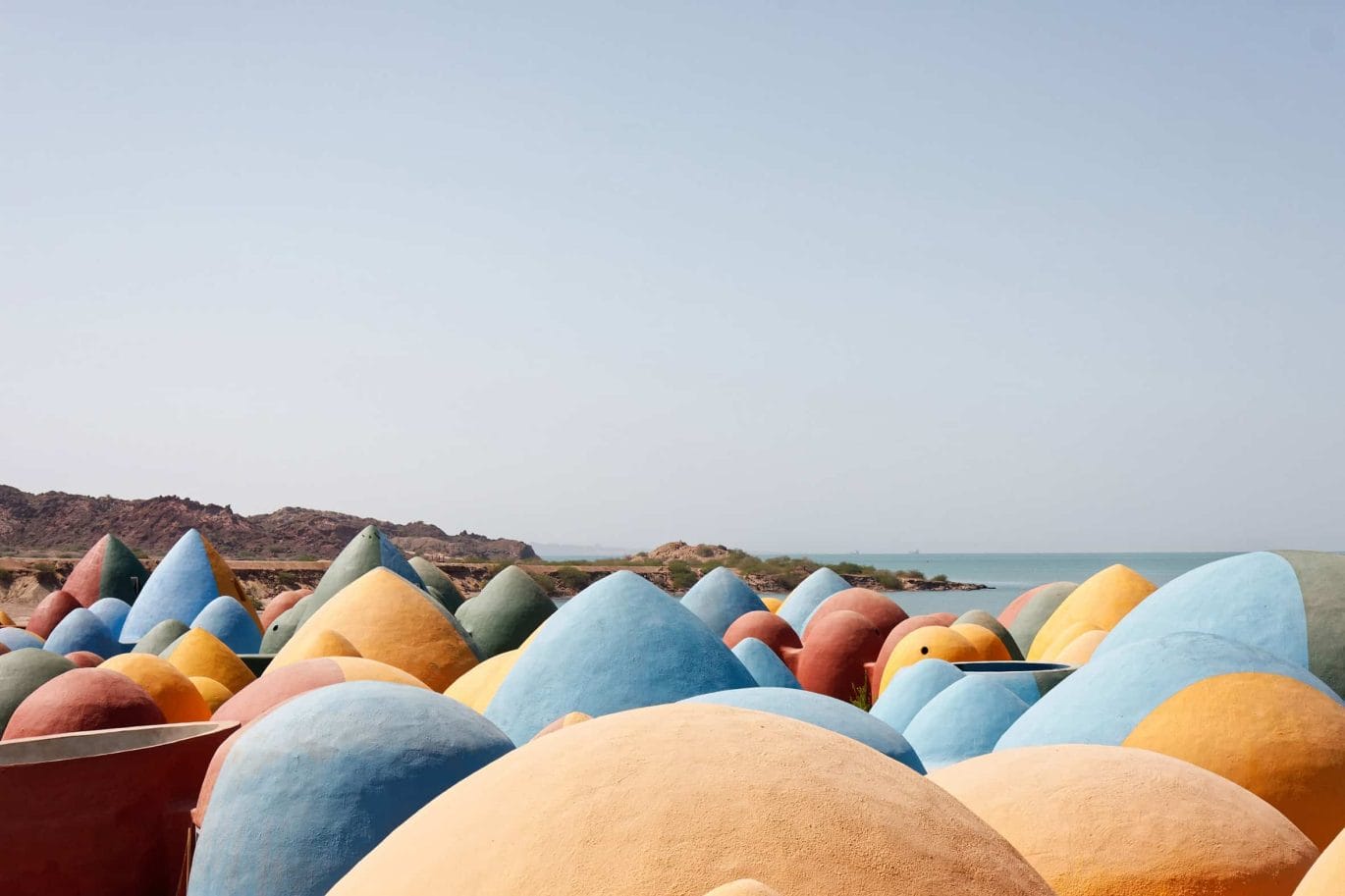 Kleurrijke vakantiehuizen op het Iraanse eiland Hormuz