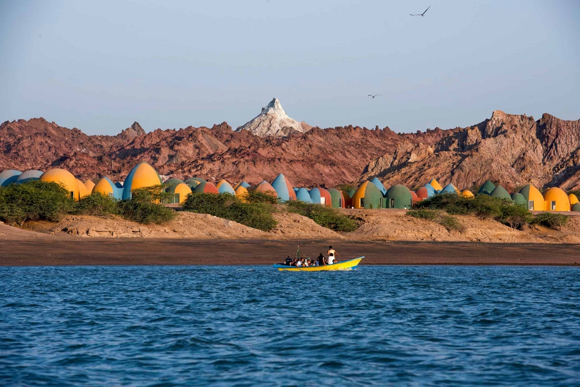 Kleurrijke vakantiehuizen op het Iraanse eiland Hormuz