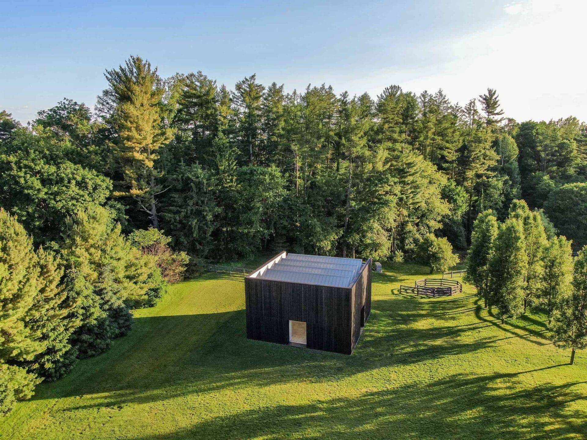 Houten paviljoen voor sculptuur van Richard Serra