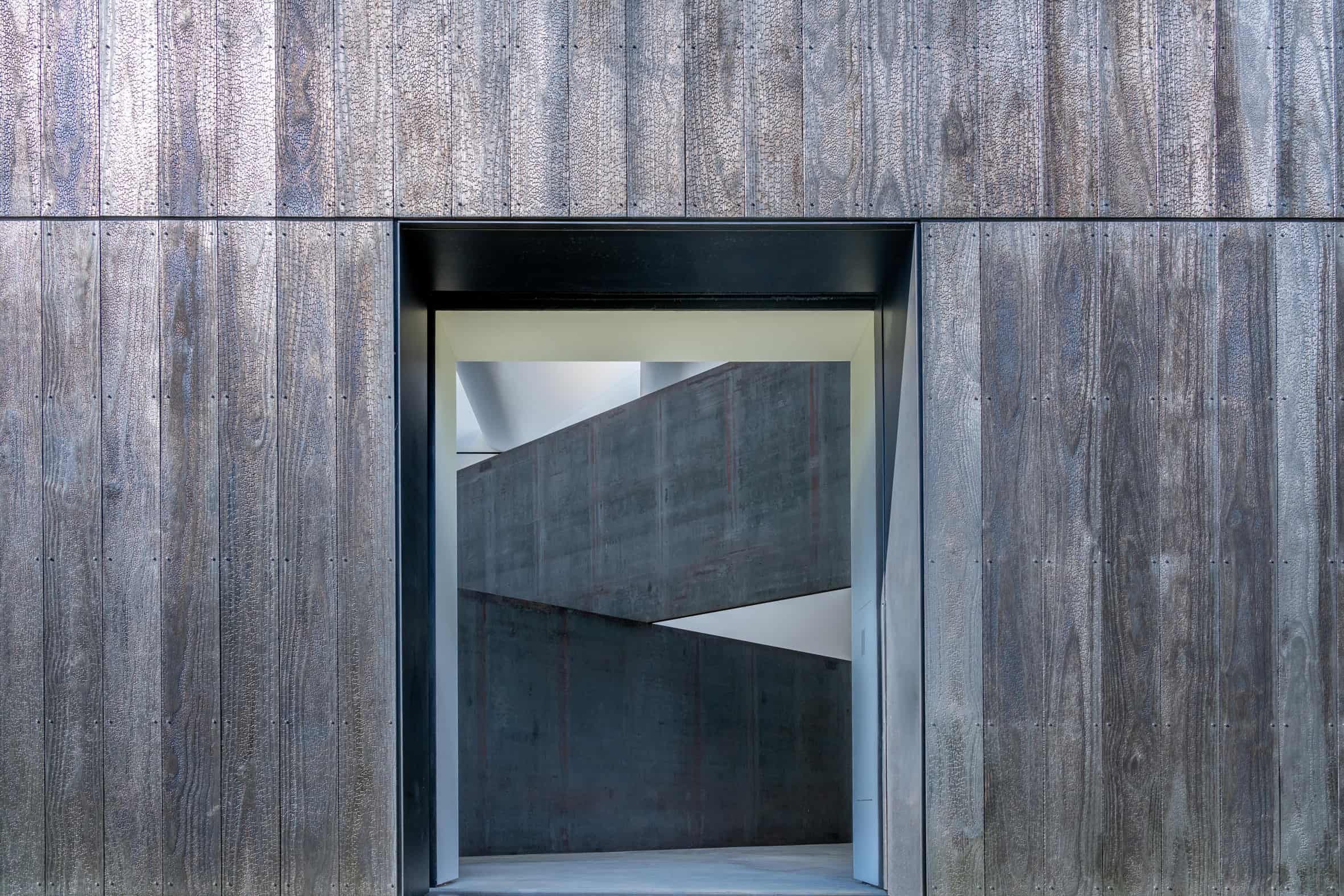 Houten paviljoen voor sculptuur van Richard Serra