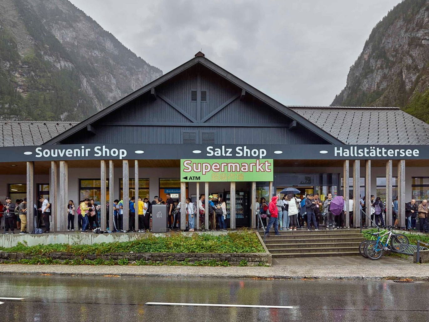 Salz Shop, 2019, Hallstatt, foto Hans Wilschut De supermarkt in het dorp doet tevens dienst als de grootste toeristen shop