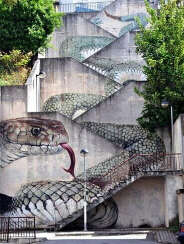 Een gigantische slang op een trap in Portugal