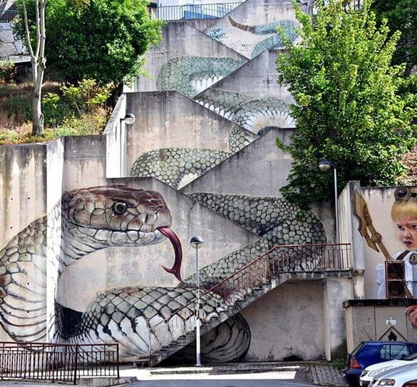 Een gigantische slang op een trap in Portugal