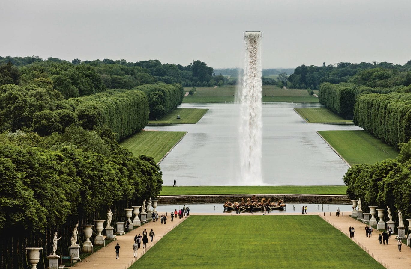 “Waterfall” (2016), crane tower, water, stainless steel, pump system, hoses, ballast, 42.5 x 6 x 5 meters, installation views at Palace of Versailles. Photo by Anders Sune Berg