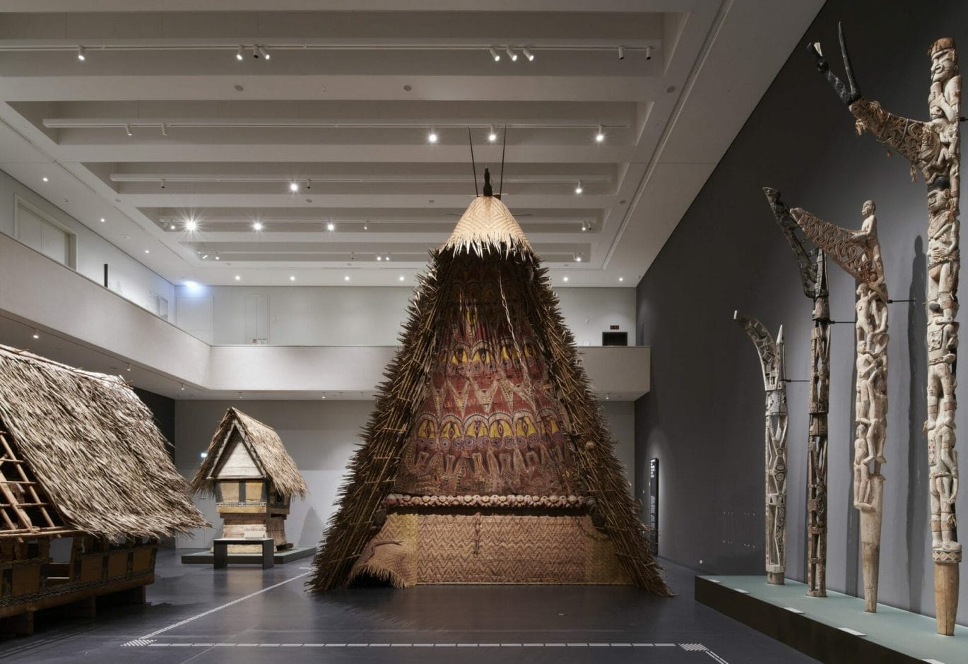 The meeting house (Bai) of the Ethnological Museum was re-roofed by a Palauan team at the Humboldt Forum © SPK / photothek / Thomas Köhler