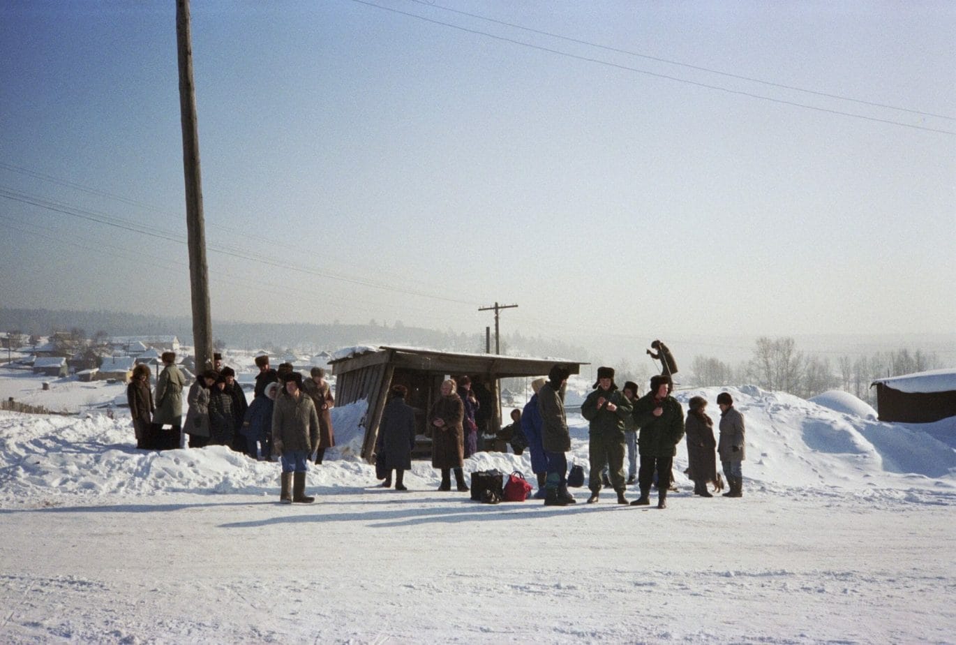 Bertien van Manen, Bus stop, Apanas, Siberia, 1994