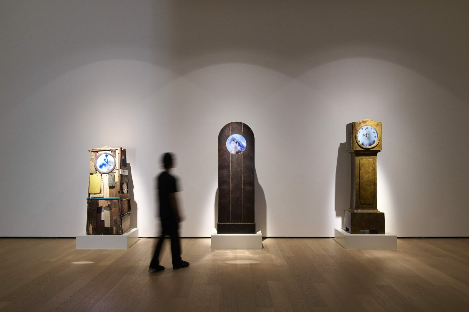 Links | left Maarten Baas, Real Time Grandfather Clock, The Son, 2022 Courtesy Carpenters Workshop Gallery Midden | centre Maarten Baas, Real Time Grandfather Clock, Self Portrait, 2019 Collection of the artist Rechts | right Maarten Baas, Real Time Grandfather Clock, The Son, 2022 Courtesy Carpenters Workshop Gallery Foto | photo: Antoine van Kaam