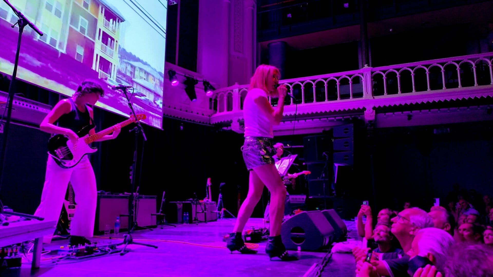 Kim Gordon op het podium in Paradiso, Amsterdam
