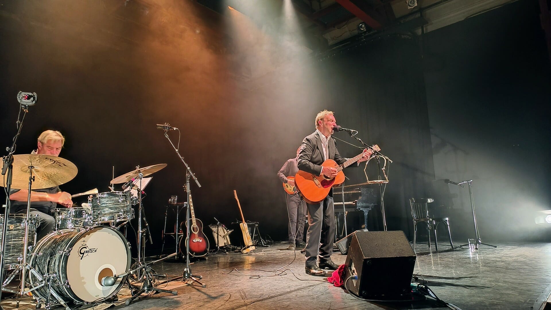 Alex Roeka en zijn band op het podium van het Parktheater in Alphen aan den Rijn