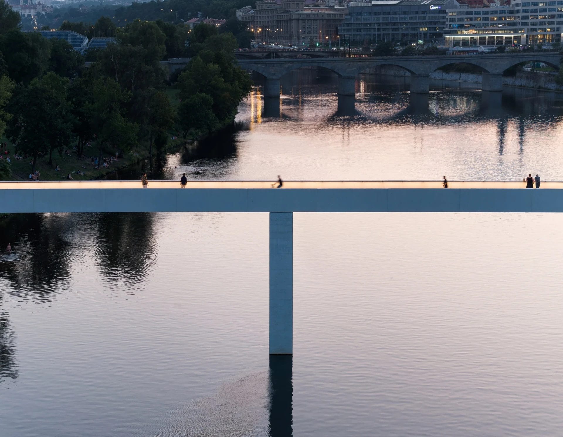Minimalistische voetgangersbrug in Praag