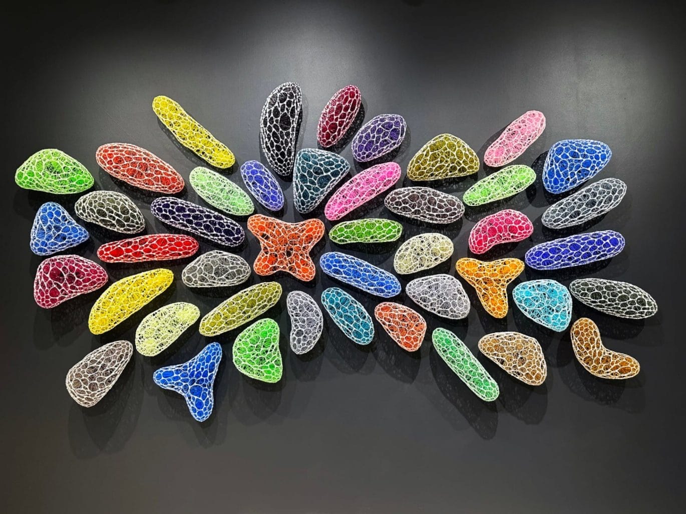 Sui Park maakt buitenaardse kunst van tiewraps