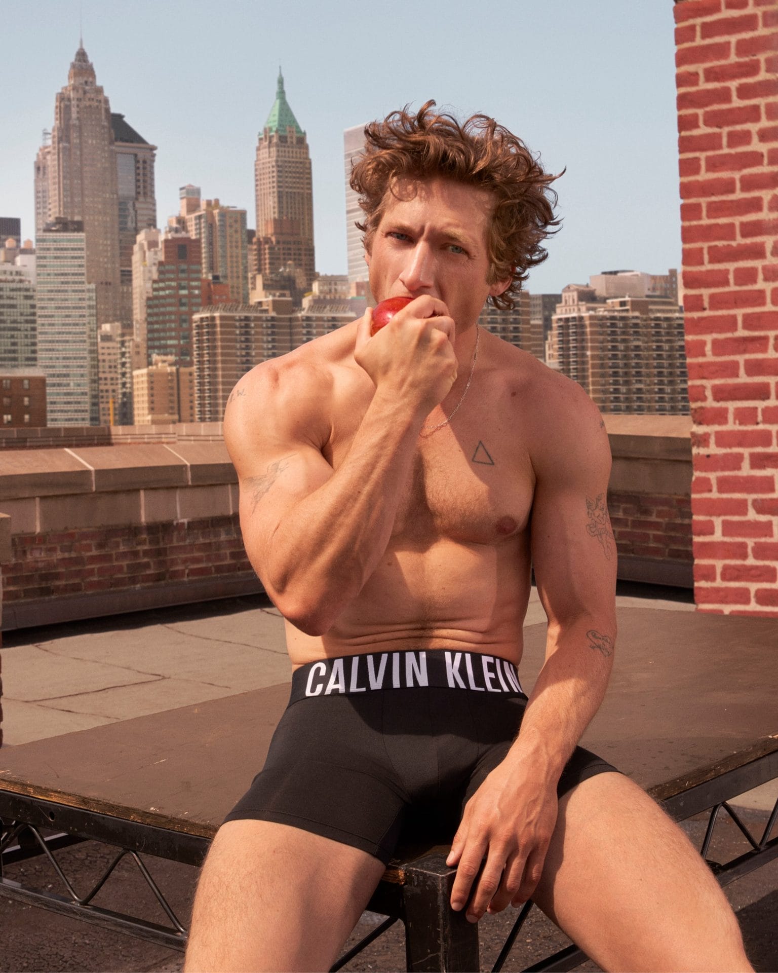 Jeremy Allen White schittert in campagne voor Calvin Klein