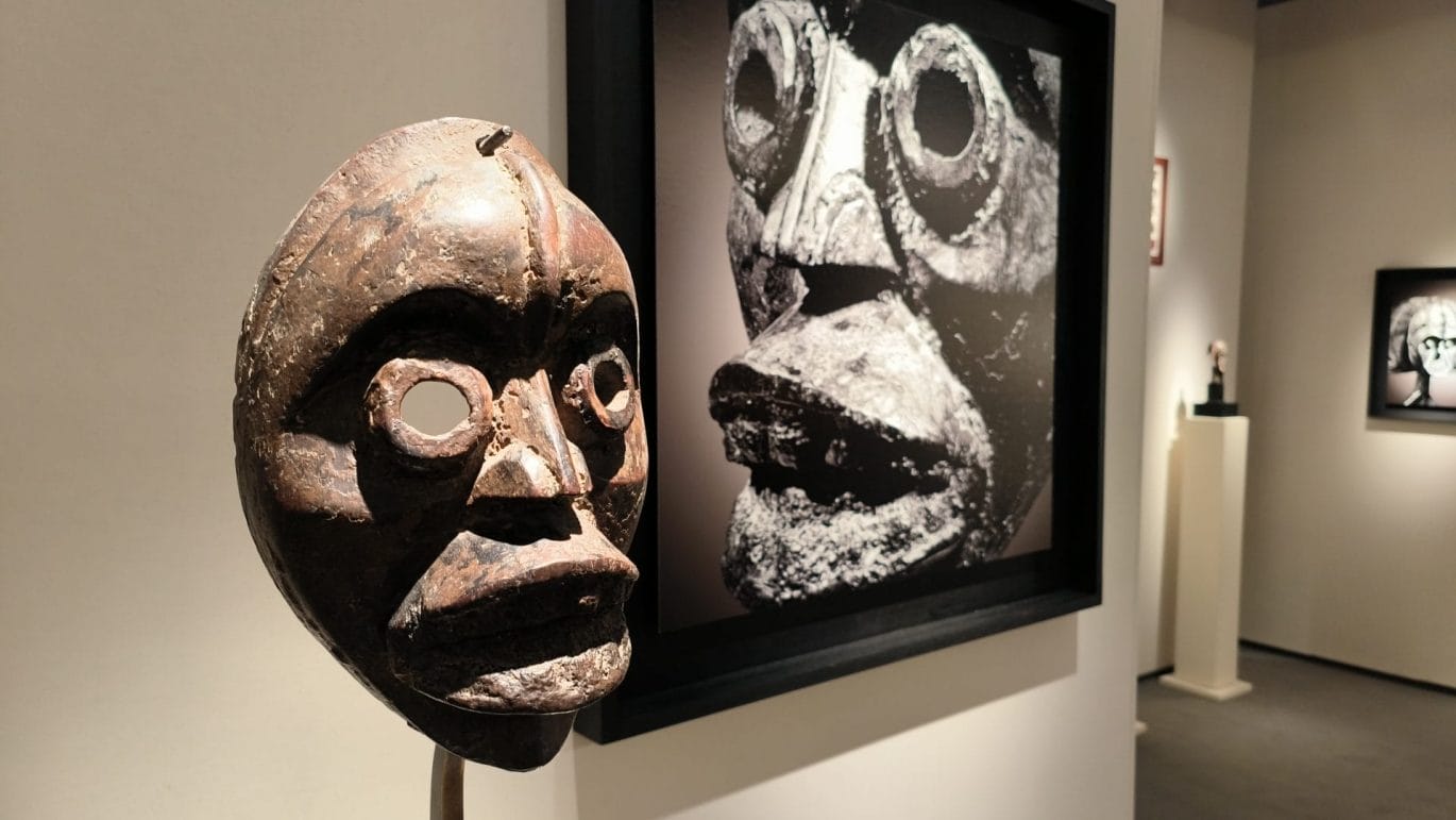 Ruim 100 jaar oud masker uit Ivoorkust bij Dalton Somaré Gallery