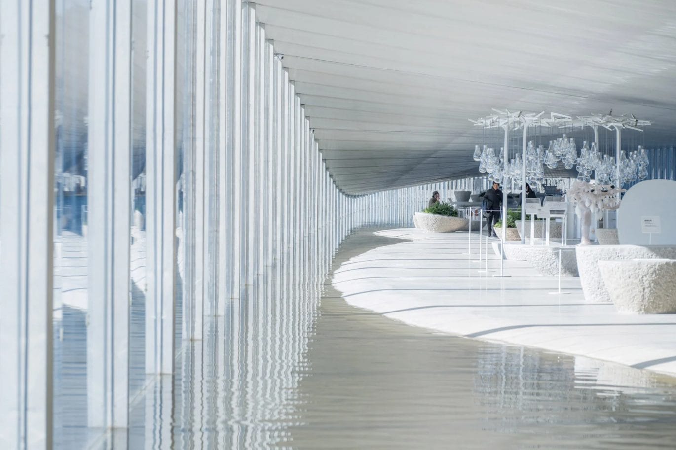 Junya Ishigami ontwerpt kilometer lang museum in het water