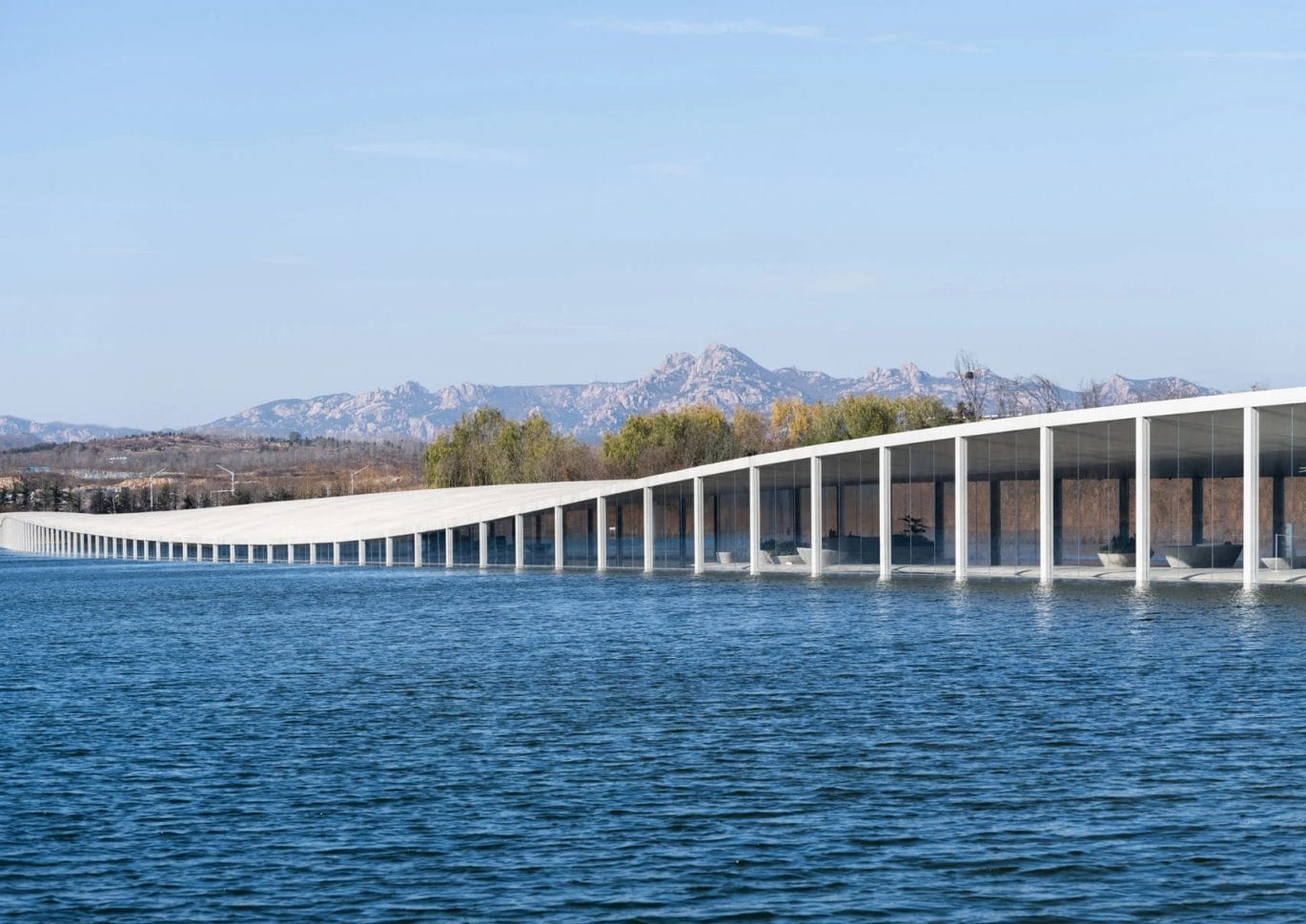 Junya Ishigami ontwerpt kilometer lang museum in het water