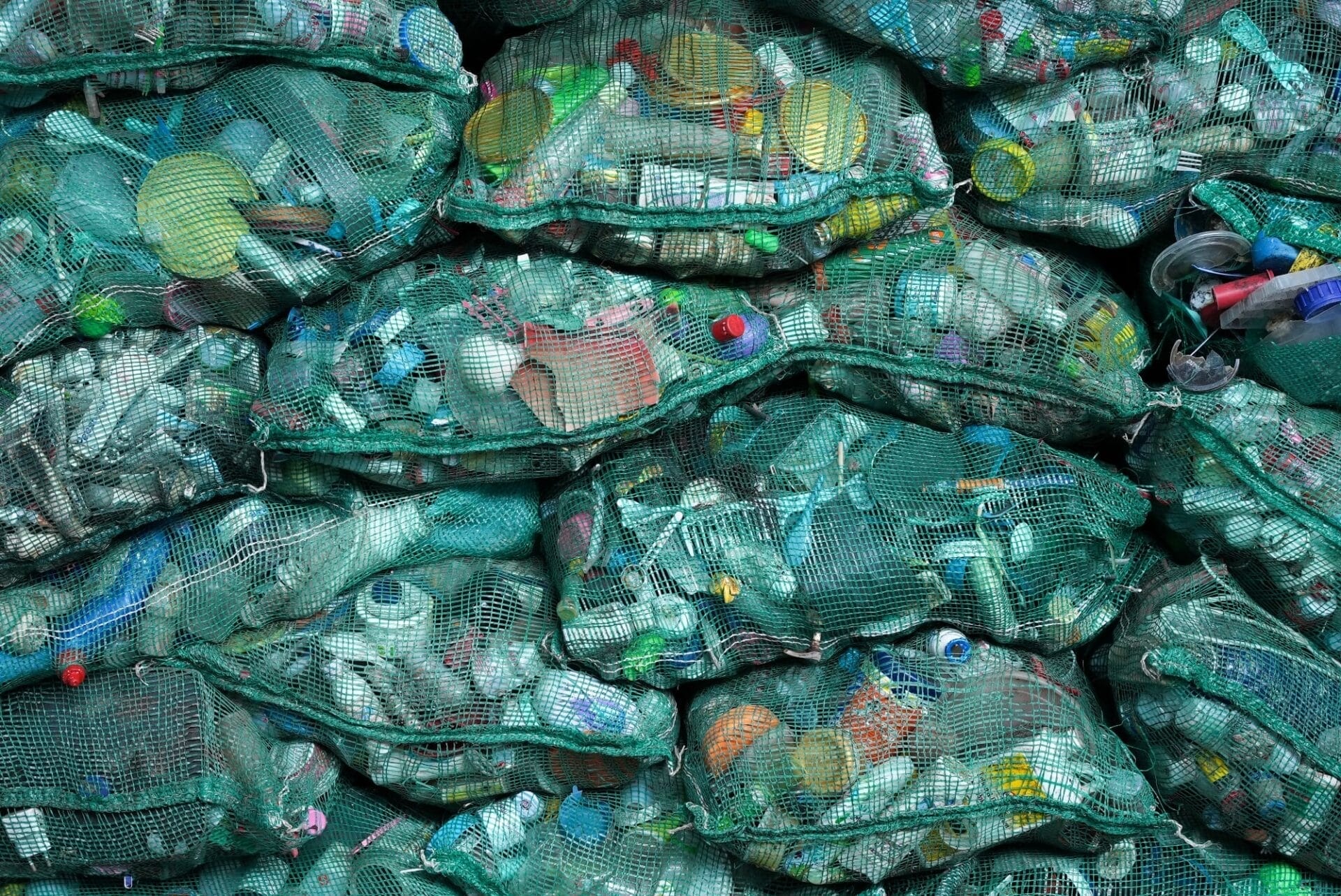 Meubels gemaakt van plastic afval op Bali