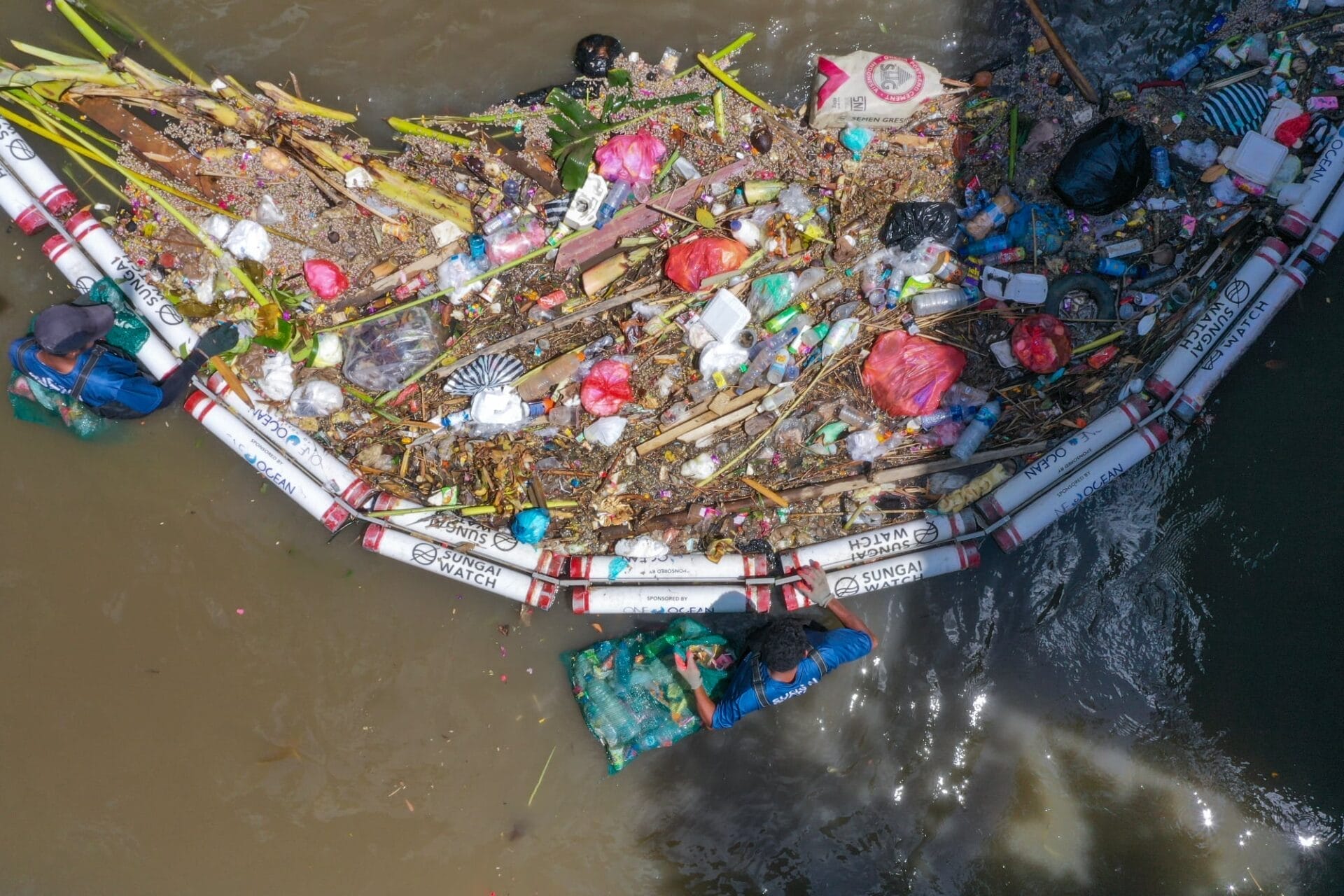Meubels gemaakt van plastic afval op Bali