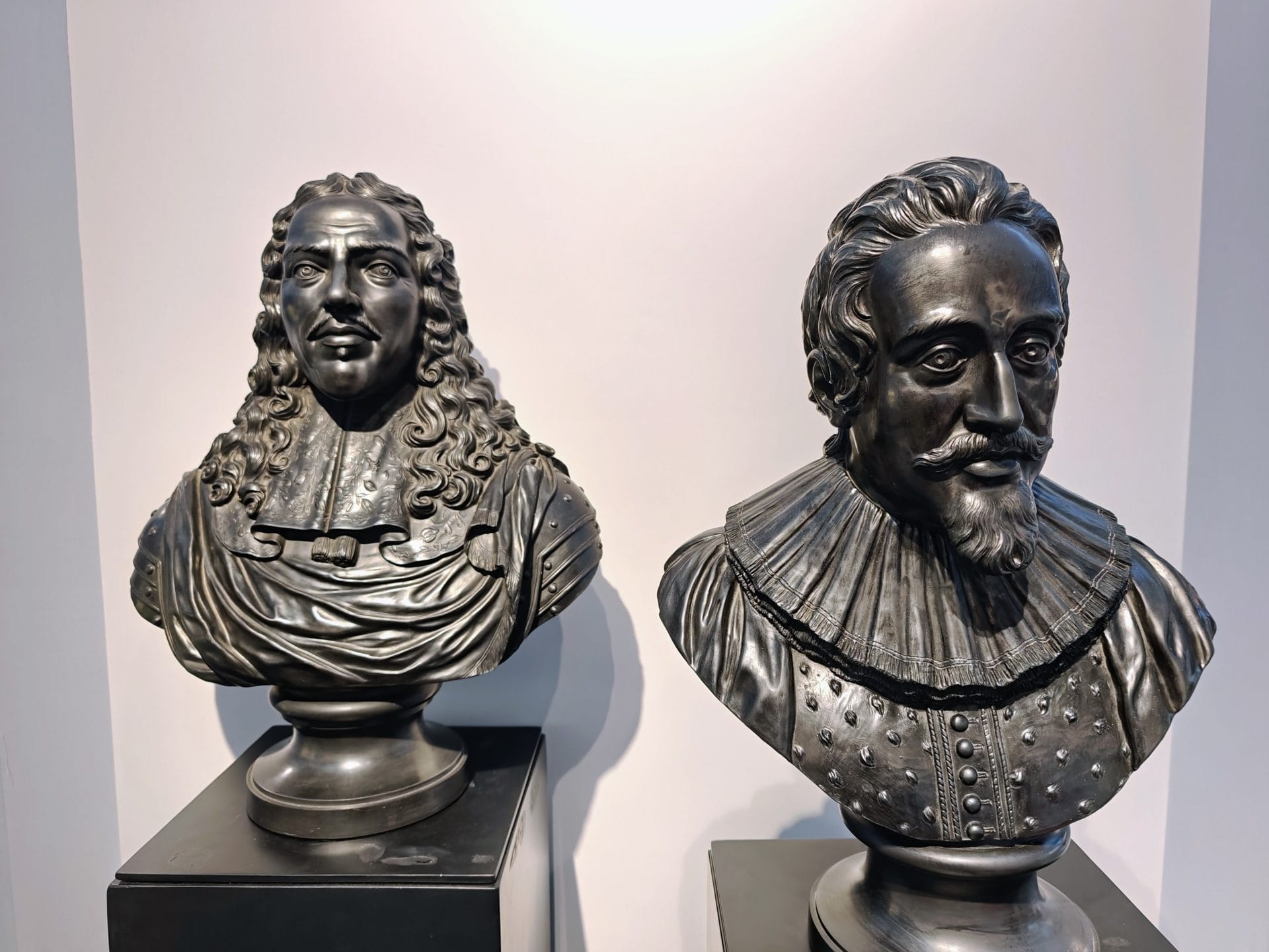 Bustes van Cornelis de Witt en Hugo de Groot door Wedgwood bij Frides Laméris Kunst- en Antiekhandel