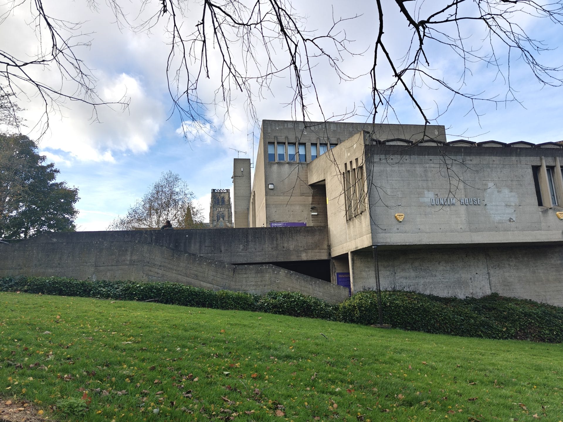 Het brutalistische Dunelm House met op de achtergrond de kathedraal van Durham