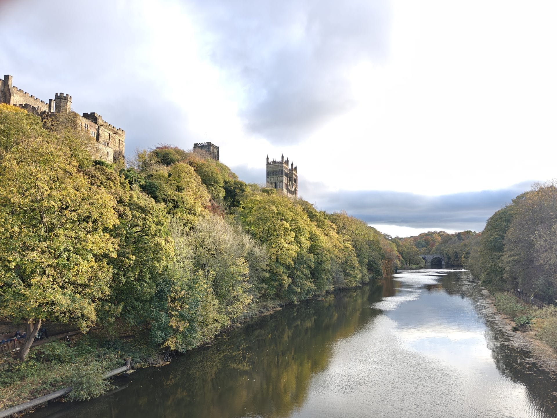 Zicht op het kasteel, de kathedraal en de rivier Wear in Durham