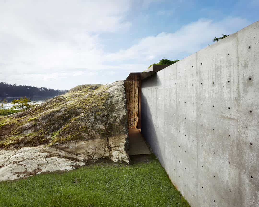 betonnen huis tussen de rotsen