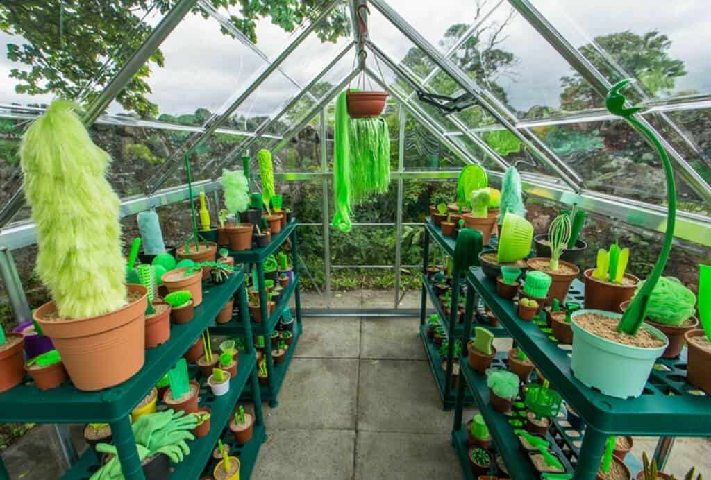plastic planten in een kas