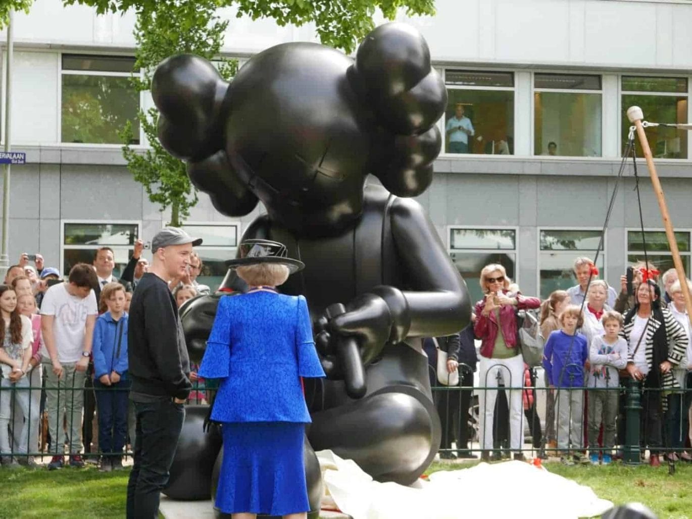 Kunstenaar KAWS en Prinses Beatrix tijdens de opening van ArtZuid