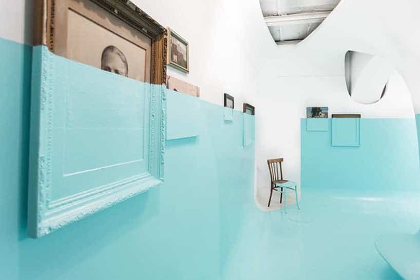 Davide D'Elia bedekt galerie met dikke lagen blauwe verf