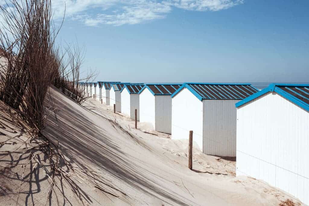 strandhuisjes met blauwe daken