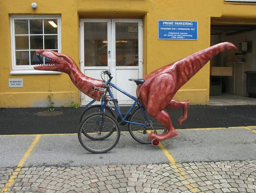 Markus Moestue reist door Noorwegen op een dinosaurusfiets