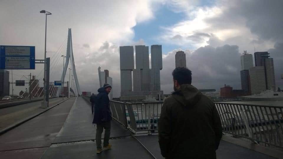 op de erasmusbrug in Rotterdam