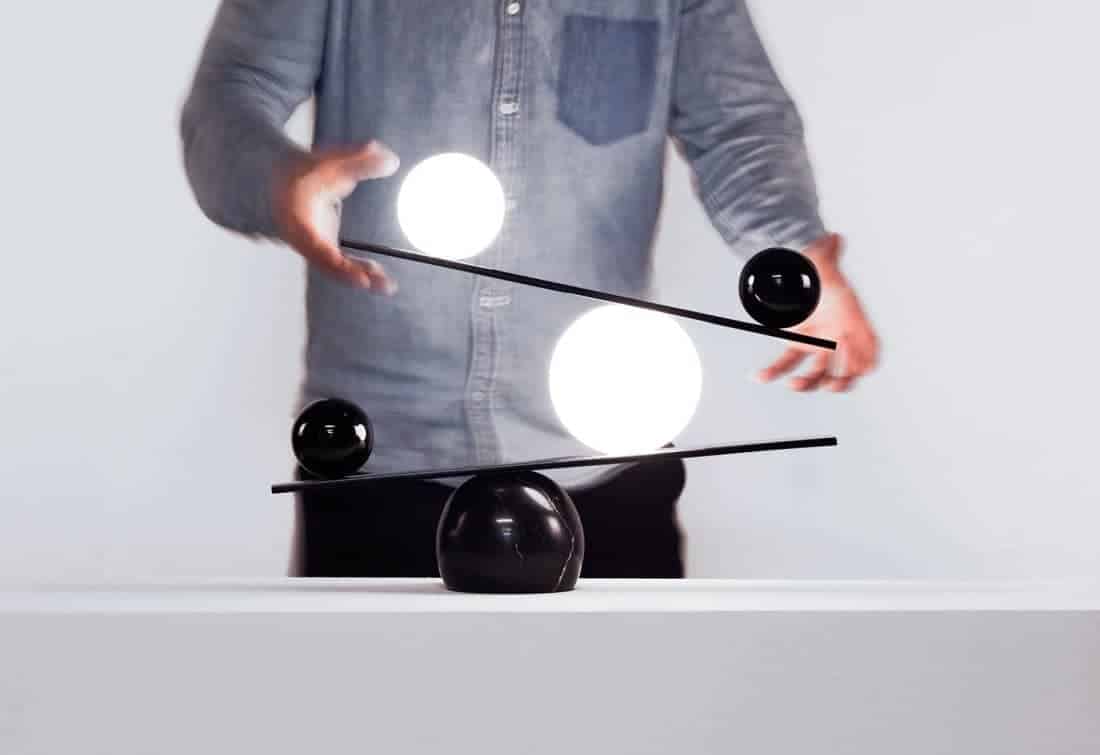 Balancerende lamp van ontwerper Victor Castanera