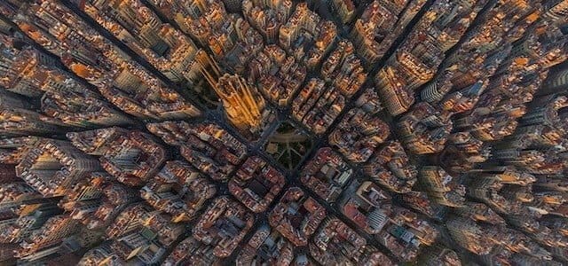 Eixample in Barcelona met in het midden de Sagrada Familia