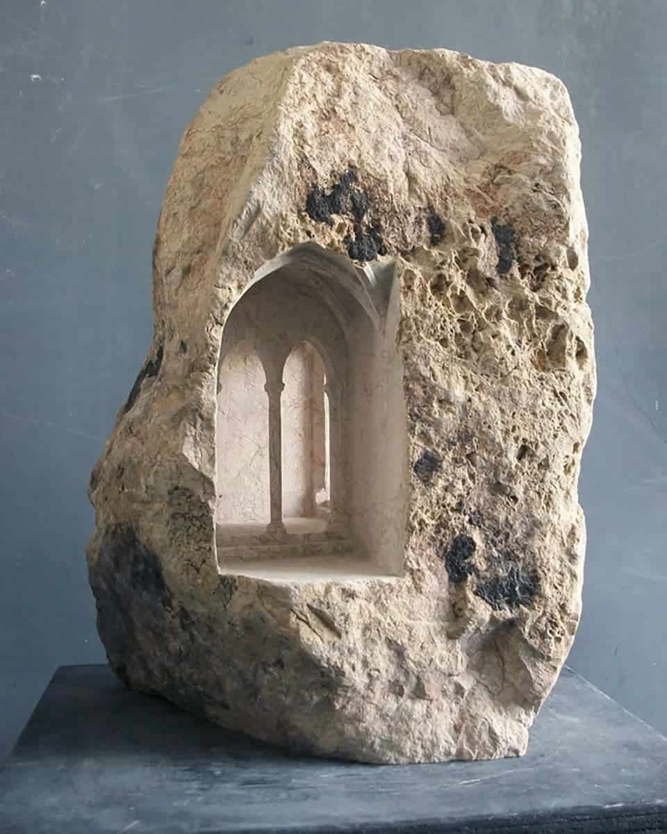 Architectuur gehakt uit ruwe brokken steen
