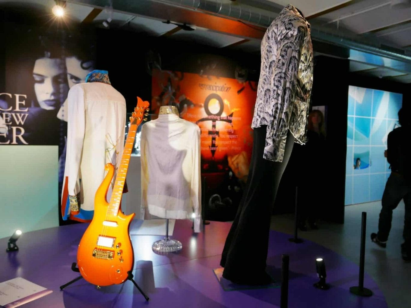 Kostuums en gitaren van Prince