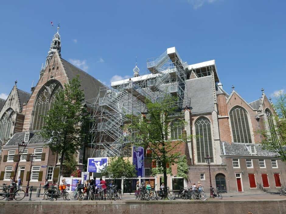 De Oude Kerk in Amsterdam met de installatie van kunstenaar Taturo Atzu