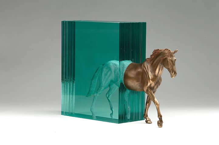 Paard van brons en glas door Ben Young