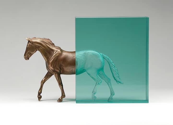 Paard van brons en glas door Ben Young